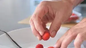 Canelé de Bordeaux - krok 15 - servírování - krém a ovoce