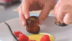 Canelé de Bordeaux - krok 18 - servírování - fináldní dezert