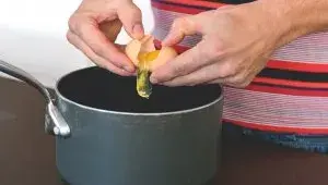 Canelé de Bordeaux - krok 2 - rozbíjte vejce