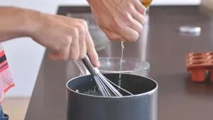 Canelé de Bordeaux - krok 5 - zašlehání cukru