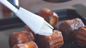 Canelé de Bordeaux - krok 8 - potření cukrovým sirupem
