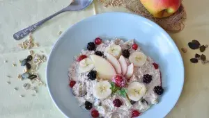 jogurt s ovesnými vločkami a ovocem