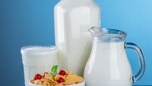 mléko ve džbánu a v láhvi