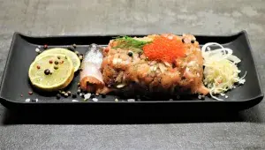 lososvý tatarák s křenem