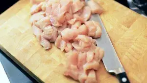 krájení kuřecího masa krájení kuřecího masa