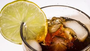 cola s ledem ve sklenici