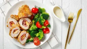 Ve Spojených státech se Cordon Bleu často servíruje se sýrovou nebo hořčičnou omáčkou