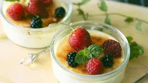 vanilkový pudink s čerstvým ovocem