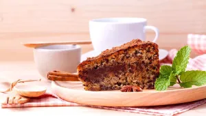 Vláčný zázvorovo-datlový dort