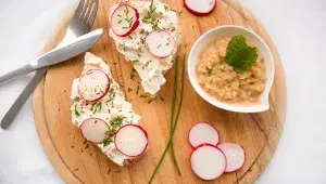 chleba s pomazánkou a ředkvičkami