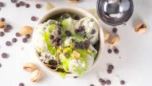 Dubajská pistáciová zmrzlina s čokoládou, tahini a kadaifem