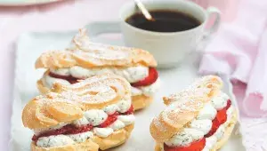 Eclairky s jahodami a mátovou šlehačkou