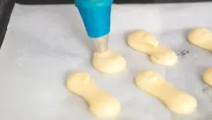 minidezerty eclairs - krok3 - stříkání tvarů z odpalovaného těsta na pečící papír