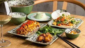 Chim cút chiên mắm me  křepelčí vejce, tamarindová omáčka