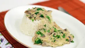 steak s rýží a houbovou omáčkou