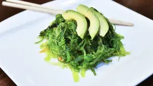 mořské řasy s avokádem