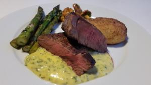 steak s bramborem, chřestem a omáčkou
