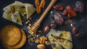 sýr, datle, ořechy, med