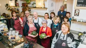 Co znamená Stará škola? Stavte se v pražské kavárně, v níž babičky a dědové dělají latte art, pečou koláče a prodávají chlebíčky