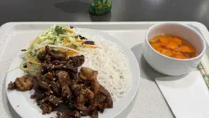 Bun cha z Banh Mi Viet Kitchen v House of Fun (dříve Máj)