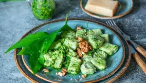 Bramborové noky s medvědím česnekem a pestem