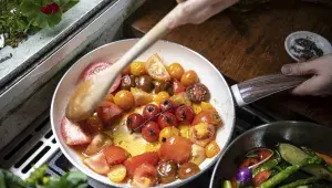 vaření - zelenina na pánvi