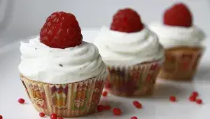 muffiny s krémem a malinami