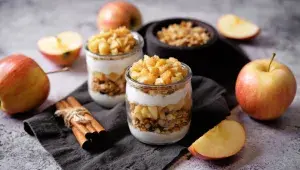 Tilslørte Bondepiker: Zahalené rolnické dívky! Recept na norský vrstvený dezert, který má poetický příběh i křupavou karamelovou drobenku