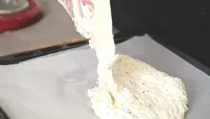 minidezerty jahody - krok2 - nanesení sněhu na pečící papír