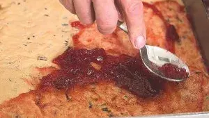 minidezerty jahody - krok4 - potírání upečeného korpusu marmeládou