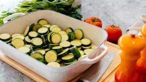 nakrájená cuketa v pekáči