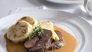 Špikovaná jelení kýta