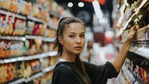 Dívka na nákupu potravin