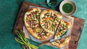 Koláč ve stylu tarte flambée s chřestem