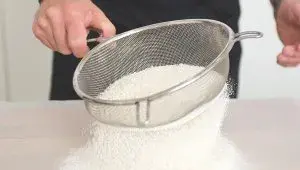 minidezerty kosicky - krok1 - prosívání mouky