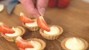 minidezerty kosicky - krok7 - zdobení košíčků čerstvým ovocem