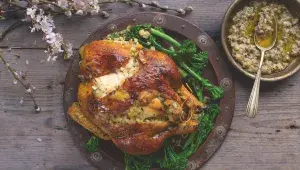 Pečené jarní kuřátko s bramborovou nádivkou