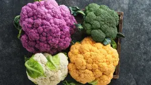 Různé barevné varianty květáku (plus brokolice)