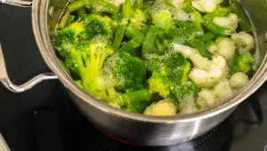 Při blanšírování zeleninu nejdřív krátce povařte