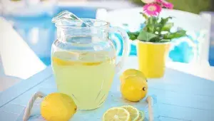 citronáda citronáda ve džbánu