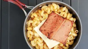 Rychlovka do kempu: těstoviny s rajčatovou omáčkou a opečeným luncheon meatem