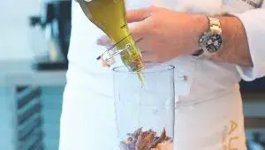 Maiale tonnato - krok 3 - ochucení omáčky