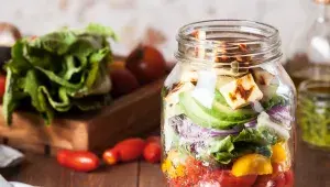 Čočkový salát se zeleninou ve sklenici