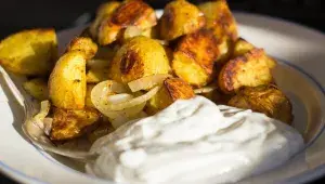 pečené brambory s česnekovým dipem