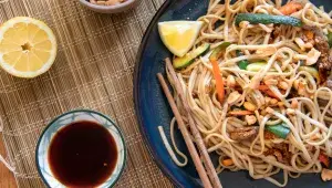 nudle se sojovou omáčkou