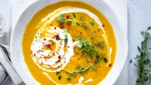 dýňová polévka se smetanou a bylinkami
