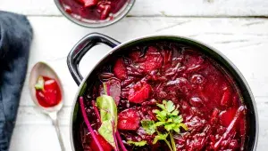 Ukrajinský boršč ve velkém hrnci 