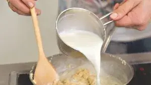 řecká musaka - krok 10 - přídání mléka do bešamelu