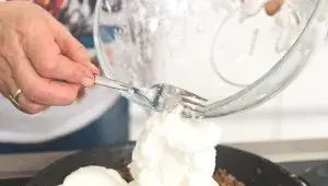 řecká musaka - krok 13 - přídání sněhu z bílků do náplně