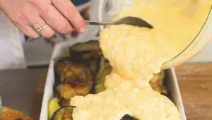 řecká musaka - krok 16 - zalití bešamelem